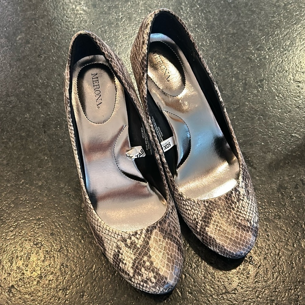 Merona snakeskin manmade material size 10 nwot or box 3.5” heel dress shoe